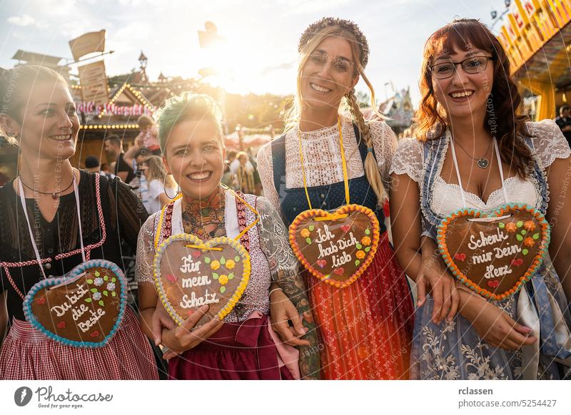 Freunde besuchen gemeinsam das bayerische Oktoberfest im Dirndl mit Schenk mir dein Herz, Für meinen Schatz, Ich hab dich lieb auf Lebkuchenherz geschrieben