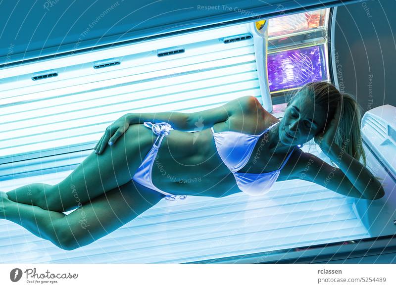 sexy Frau im Badeanzug beim Sonnenbaden im Solarium unter den ultravioletten Strahlen Bräune Bett Salon Haut Mädchen Frauen vertikal sich[Akk] entspannen