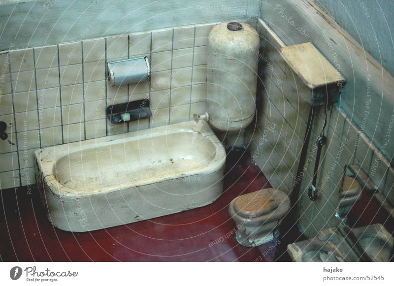 Keine Lust mehr auf das alte Bad Badewanne Kommode Spiegel rot Seifenhalter Toilette wasserkasten boiler Muster Fliesen u. Kacheln