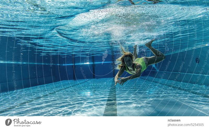 Unterwasser-Frauenporträt im Schwimmbad thermisch Resort platschen Lächeln unter Wasser Pool schwimmen Mode schön junges Mädchen Behaarung Sinkflug Glück