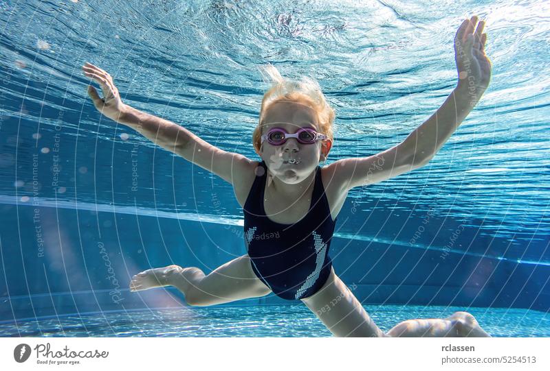 Kind taucht in Masken unter Wasser im Schwimmbad. Wassersport Outdoor-Abenteuer, Schwimmunterricht in den Sommerferien. Kindheit Kinder Hotel Schnorchel