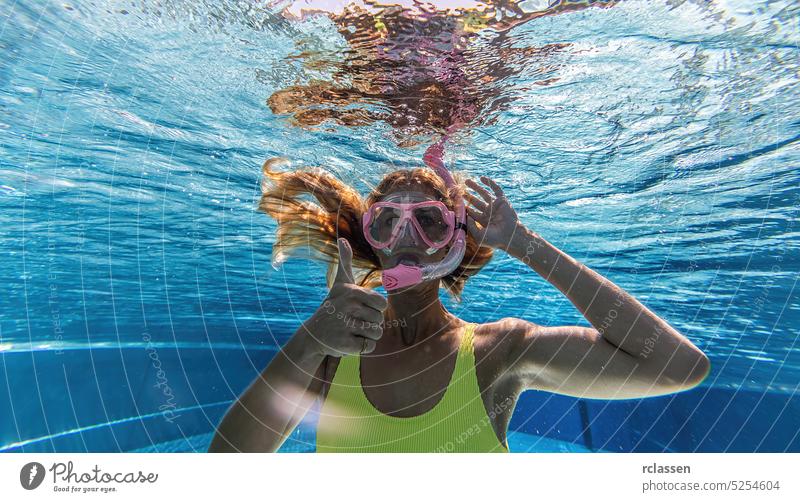 Frau in Schnorchelmaske tauchen unter Wasser im Schwimmbad mit Daumen nach oben. Reisen Lebensstil, Wassersport Outdoor-Abenteuer, Schwimmunterricht in den Sommerferien.