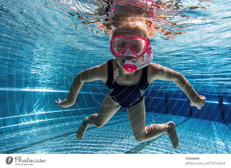 Kind mit Tauchermaske schwimmt im Schwimmbad, Unterwasseraufnahme Kindheit Kinder Hotel Schnorchel Sinkflug Schnorchelmaske Wassersport thermisch Resort