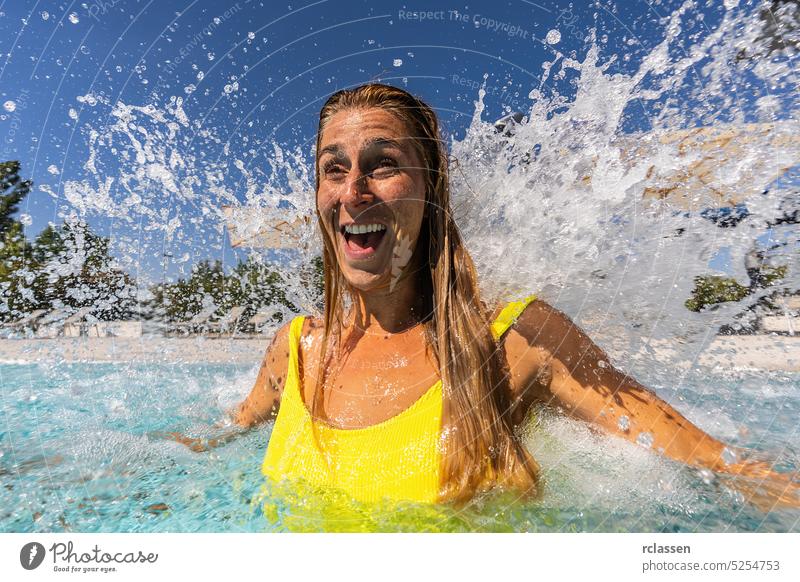 Glückliche Frau genießt die Hydrotherapie und den plätschernden Wasserstrahl eines Wasserfalls im Spa-Pool platschen Lächeln attraktiv erfrischend Kübel