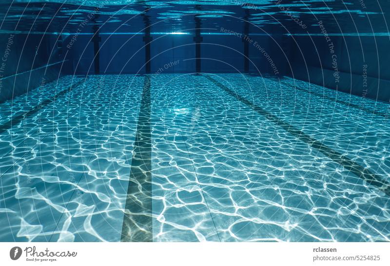 Schwimmbad Unterwasserblick Wellness Spa Pool Wasser schwimmen Hintergrund Oberfläche Licht winken Reflexion & Spiegelung MEER unter Wasser blau Muster tropisch