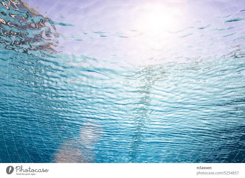 Schwimmbad unter Wasser Blick auf Sonnenlicht Wellness Spa Pool schwimmen Hintergrund Oberfläche Licht winken Reflexion & Spiegelung MEER blau Muster tropisch