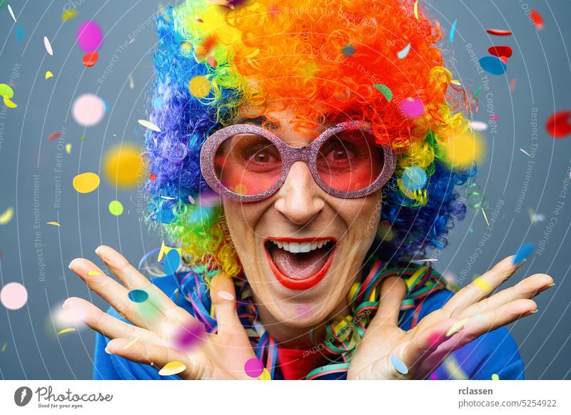 Fröhliche Party Frau Rosenmontagsfeier Deutscher Fasching Faschingskonfetti Fallend in bunten Farben Karneval Disco Parade Erwachsener schön Schönheit