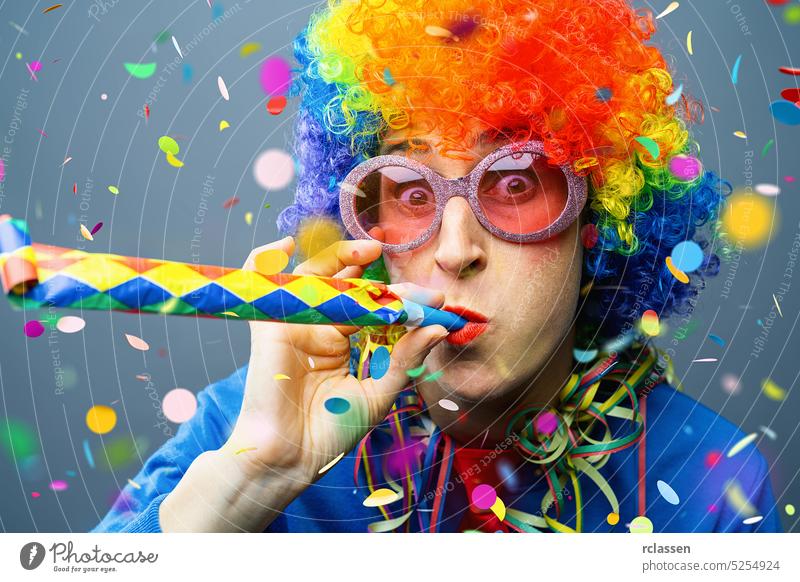 glückliche Partei Frau mit Perücke und Konfetti Stücke und Konfetti Falling in bunten Farben Deutschland Köln Karneval Disco Parade Party Erwachsener schön