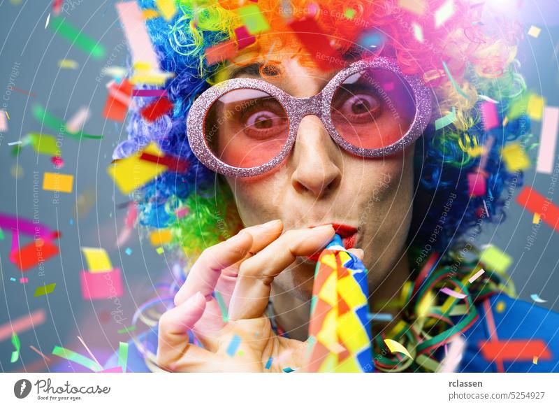 glückliche Partei Frau mit Perücke und Konfetti Stücke und Band Falling in bunten Farben Karneval Disco Parade Party Erwachsener schön Schönheit