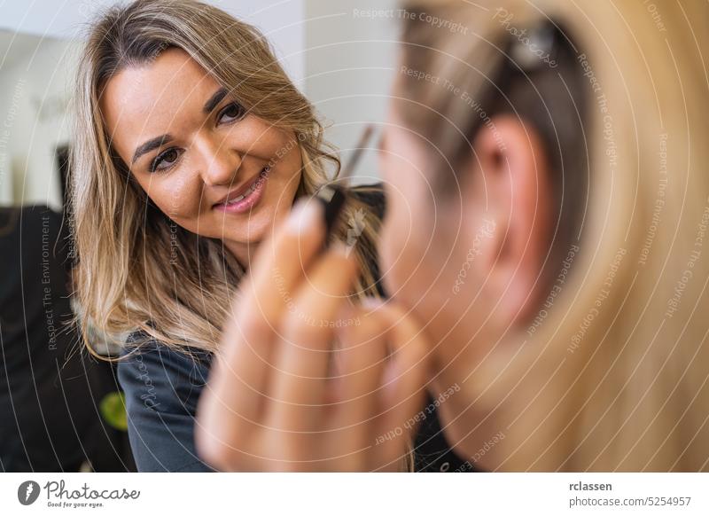 Visagistin benutzt Augenbrauenstift bei einer Kundin im Schönheitssalon Wimpern Hochstuhl Business Frau Menschen Arbeit Make-up Lifestyle Werkstatt jung schön