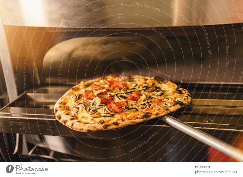 Pizza im Inneren eines Ofens in einer italienischen Pizzeria Holzfeuer Ziegelofen Chefkoch Feinschmecker professionell Arbeit traditionell Herd Italien heiß