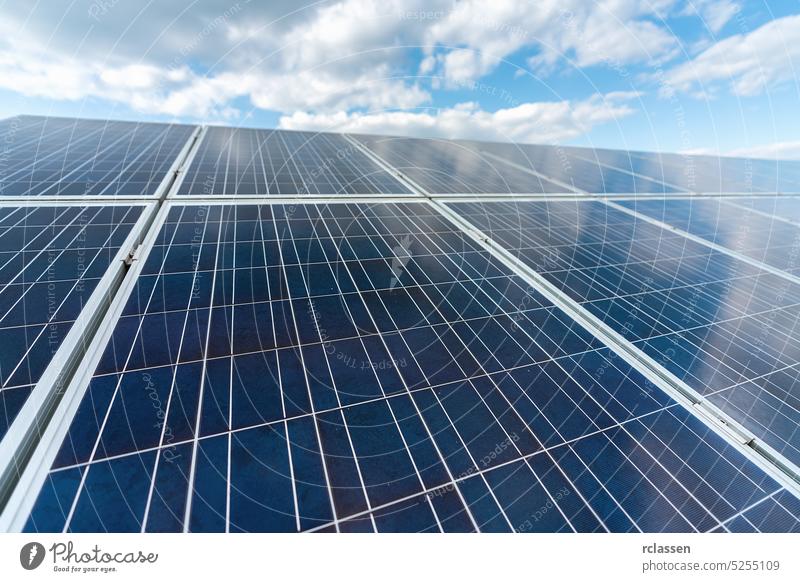 Photovoltaische Solarmodule bei bewölktem Himmel Sonnenkollektor Energie Hintergrund sauberer Strom elektrisch Photovoltaik Feld Licht grün System Erzeuger