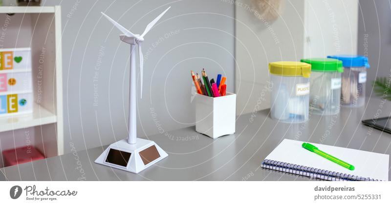 Solarwindrad und selektive Mülleimer über dem Schreibtisch im Klassenzimmer ökologisch umgebungsbedingt Klassenraum Windmühle regenerativ Energie Panorama