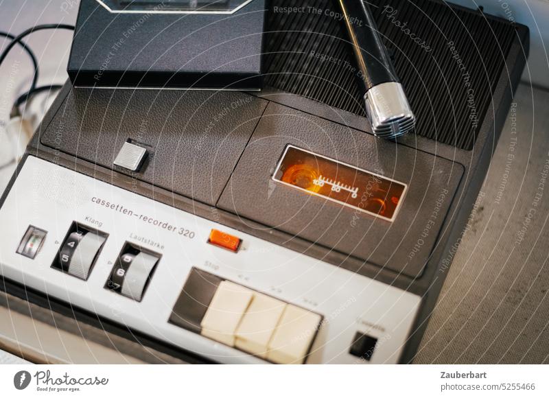 Kassettenrekorder mit aus den 70er Jahren mit Mikrofon und Kassettenhülle ist bereit für das Mixtape Rekorder Hülle 80er aufnehmen überspielkabel mixtape