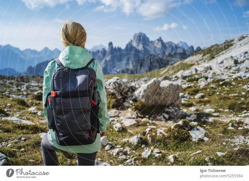 Wanderin mit Rucksack vor der Berggruppe Cadini di Misurina in den italienischen Alpen, Dolomiten, Italien, Europa Ansicht Frauen cadini Berge erstaunlich Natur