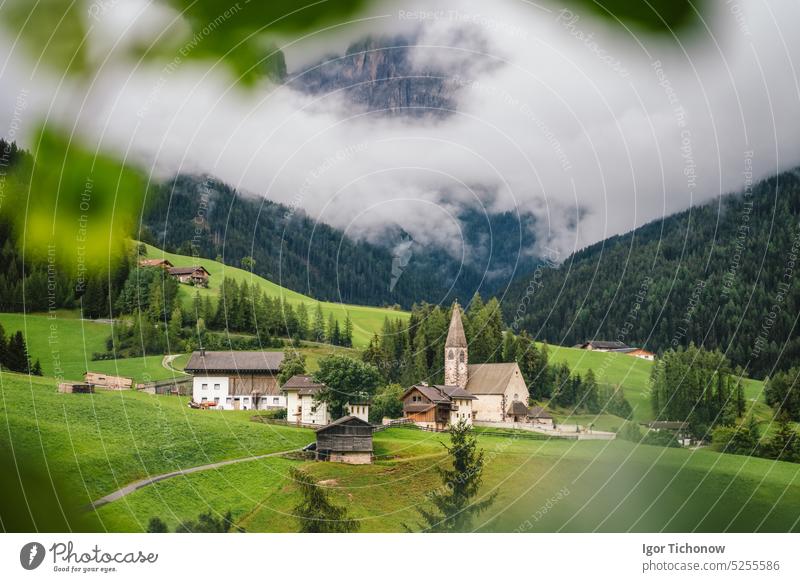 Kirche Santa Maddalena in den Dolomiten, Val di Funes, Italien, Europa Tal Witze Landschaft Natur villnss Berge u. Gebirge Italienisch Dorf Panorama