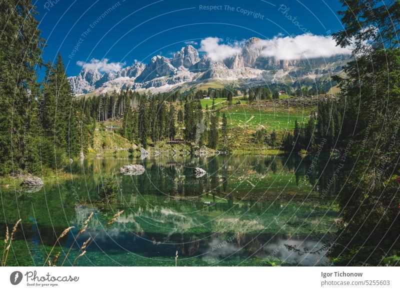 Karersee - Lago di Carezza, Karersee mit Latemar, Provinz Bozen, Südtirol, Italien. Landschaft des Karersees und der Dolomiten im Hintergrund, Neusiedlersee, Bozen, Italien