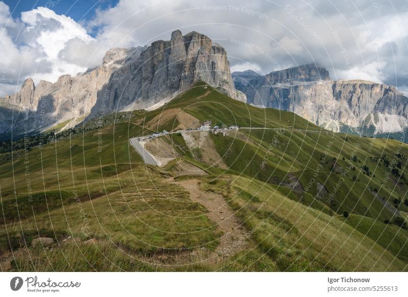 Sellatürme - Torri Del Sella, drei Türme, die bei Kletterern sehr beliebt sind, Dolomiten, Italien Felsen Torri del Sella Sommer malerisch Wiese reisen Gipfel