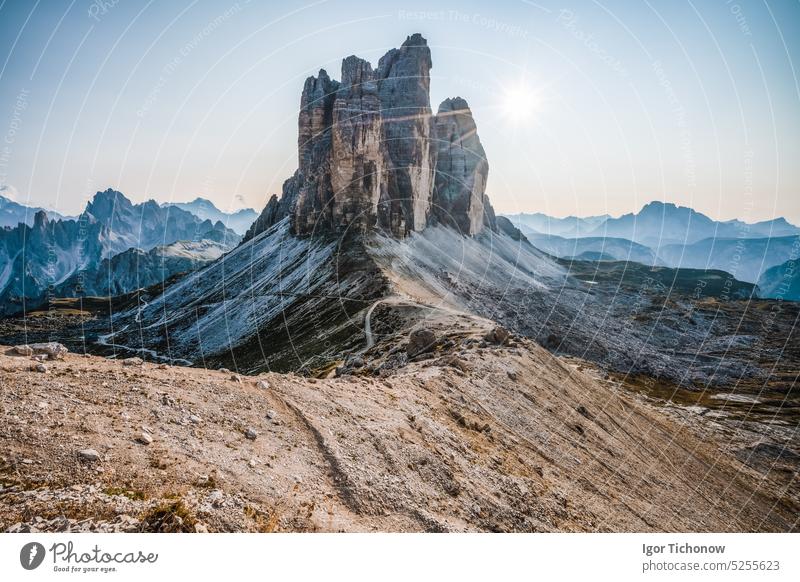 Sommerlicher Sonnenaufgang bei den Drei Zinnen im Dolomiten-Nationalpark, Italien Zimt Park tre di Landschaft Berge u. Gebirge Natur Gipfel Felsen reisen
