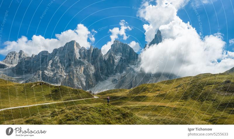 Dolomiten. Frau auf dem Gipfel des Berges Baita Segantini mit dem Gipfel Cimon della Pala, Hütte und See im Hintergrund. Rolle-Pass, Provinz Trentino, Italien, Europa