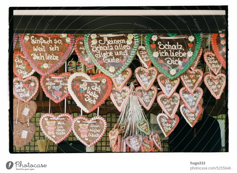 Lebkuchenherzen auf Jahrmarkt Kirmes Herz Süßwaren süß Liebe Farbfoto Kitsch lecker Ernährung Feste & Feiern Romantik Zuckerguß Außenaufnahme Volksfest