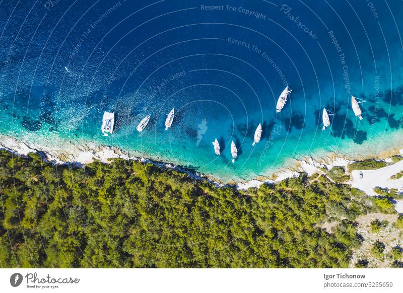 Luftaufnahme von oben von Segelbooten in der blauen Bucht von Fiskardo, Insel Kefalonia, Ionisches Meer, Griechenland Segeln Antenne fiskardo ionisch Dröhnen