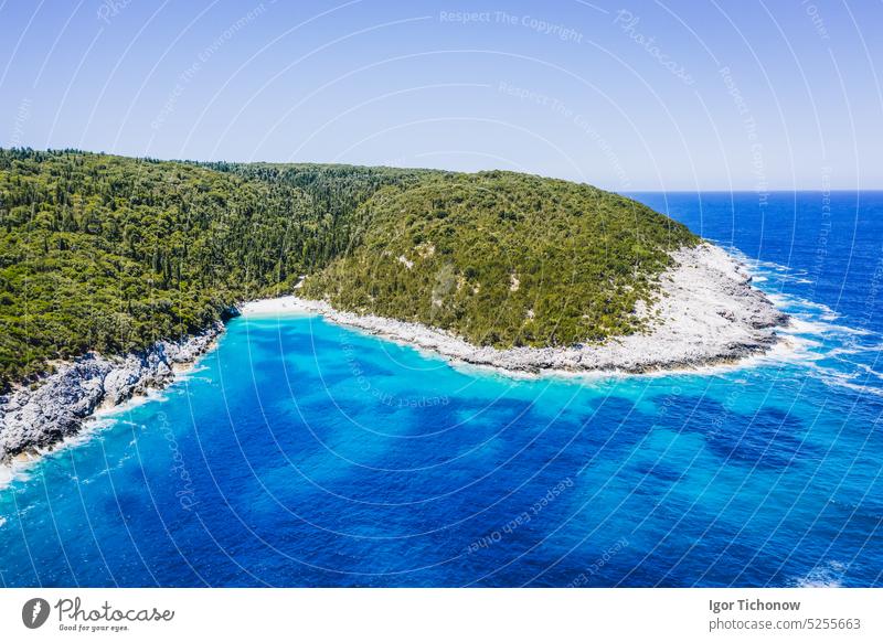 Luftaufnahme des abgelegenen Strandes von Dafnoudi in Kefalonia, Griechenland. Abgeschiedene Bucht mit reinem, kristallklarem, türkisfarbenem Meerwasser, umgeben von Zypressen