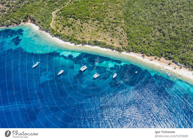 Luftaufnahme des sonnigen Strandes Antisamos auf der Insel Kefalonia, Ionisches Meer im Sommer, Griechenland. Reisen Urlaub Konzept antisamos Antenne MEER