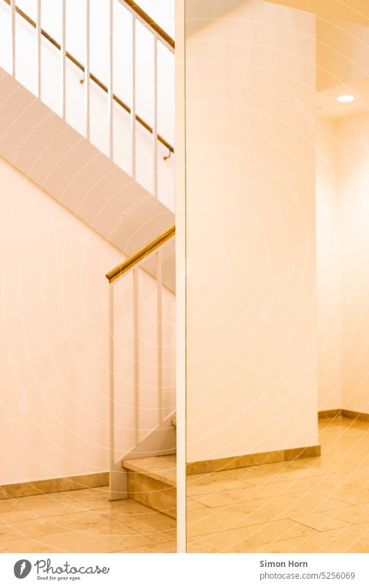 Treppe und Spiegelfäche verwinkelt Labyrinth Spiegelung Reflexion & Spiegelung Linien Marmor steril Boden Etagen Räume Raumstruktur Spiegelbild