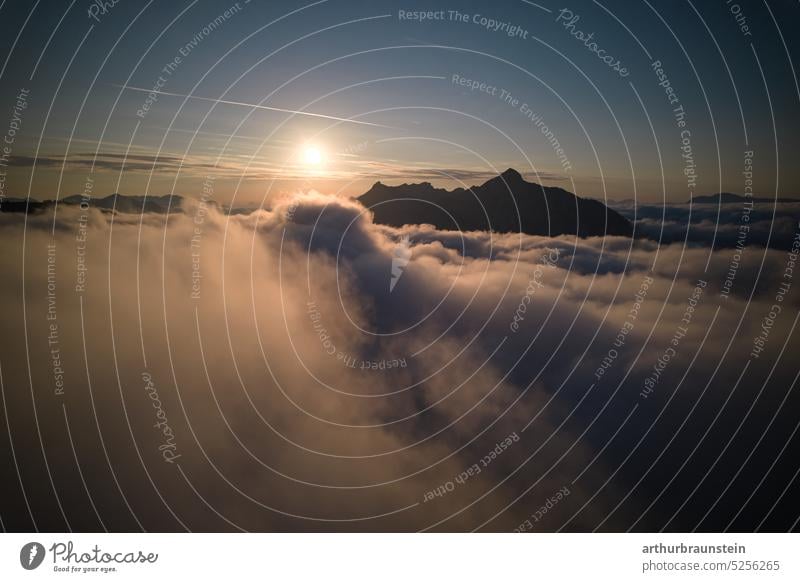 Sonnenaufgang auf der Postalm über den Wolken in den Bergen mit der Drohne fotografiert Sonnenschein Sonnenlicht sonnig Wolkenhimmel Wolkendecke