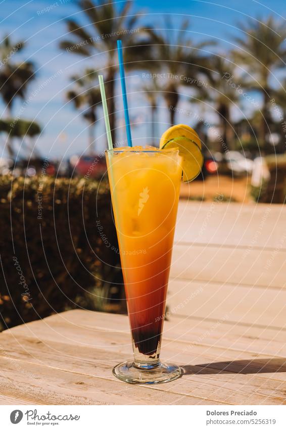 Ein Tequila Sunrise ist ein farbenfroher und fruchtiger Cocktail, der in der Regel mit Tequila, Orangensaft und Grenadinesirup zubereitet wird. Alkohol
