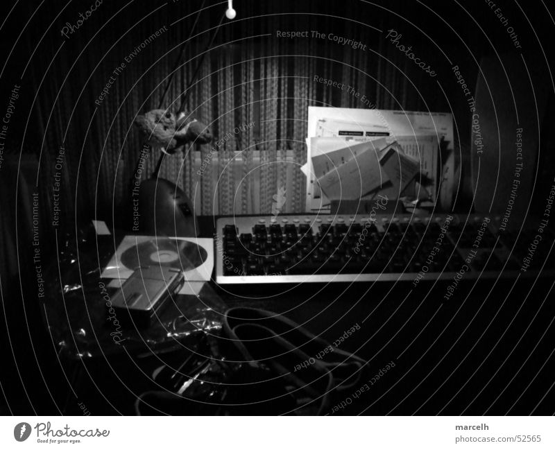 Unordnung in S/W Lampe Tisch Arbeit & Erwerbstätigkeit Fenster chaotisch Schreibtisch Compact Disc Schwarzweißfoto