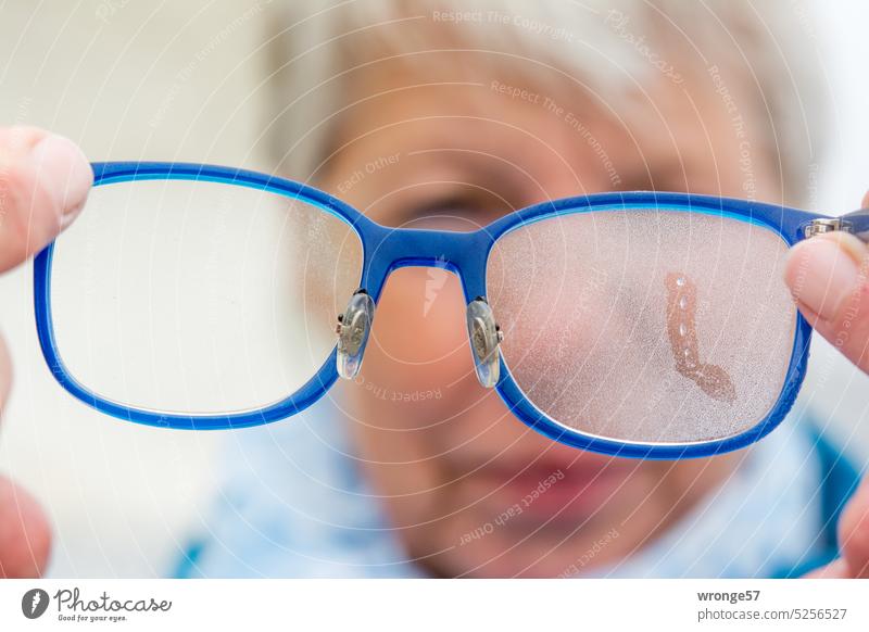 Bildstörung | Null Durchblick Brille Brillengläser Nebel Nebelschleier Beschlagen beschlagene Gläser Feuchtigkeit Wassertropfen Wassertröpfchen unscharfe Person