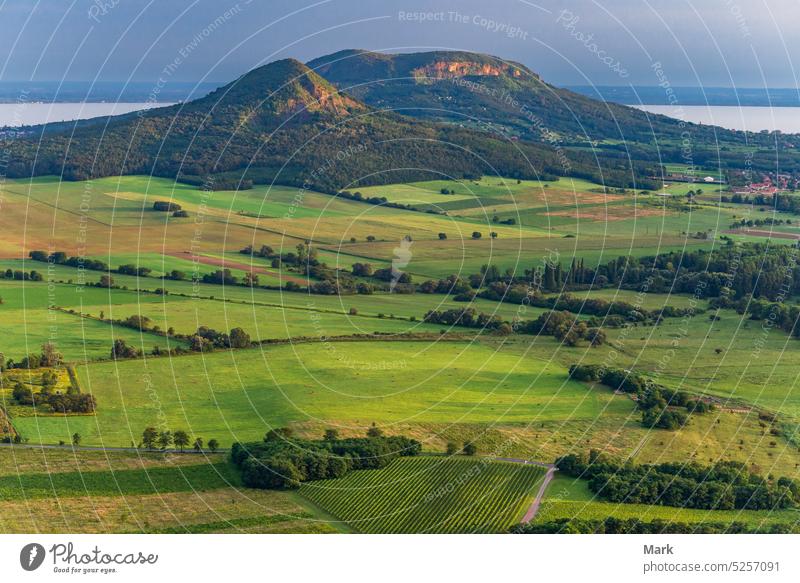 Blick auf Badacsony vom Csobanc im Balaton-Hochland. Badacsony Berg mit dem Plattensee im Sonnenuntergang, Ungarn balaton kali-basin Landschaft Kali-Medizin