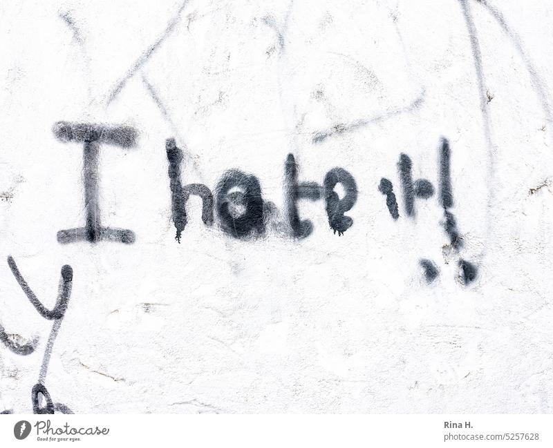 *I hate it *   Spruch mit schwarzer Farbe auf einer weißen Wand Wandspruch hass Frust Schrift depression Buchstaben schwarzweiß