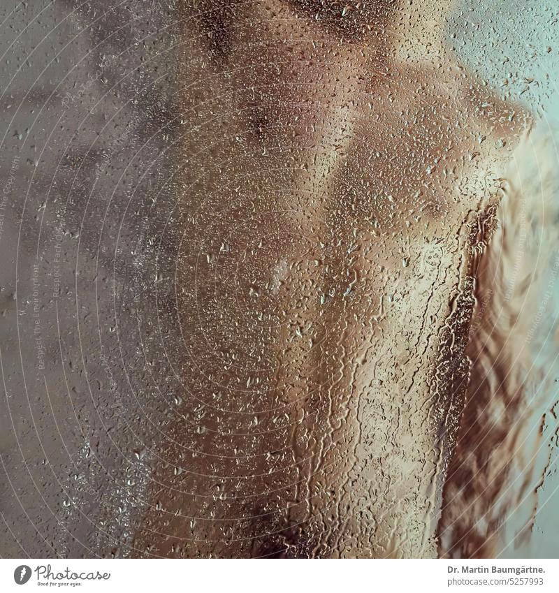 Junger Mann unter der Dusche jung duschen nackt Wasser zwanzigjährig Kondenswasser Wassertropfen Scheibe