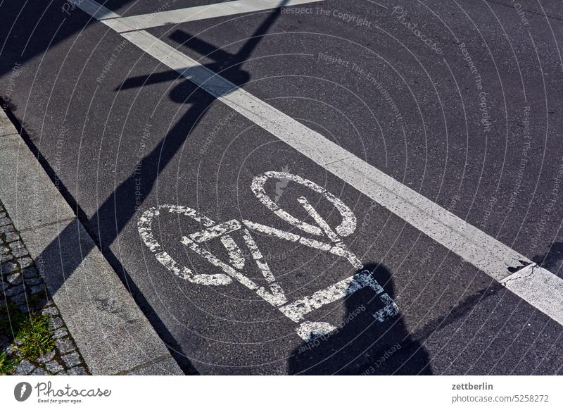 Fahrradweg mit Schatten abbiegen asphalt auto ecke fahrbahnmarkierung fahren ferien fortbewegung gerade hauptstraße hinweis kante linie links navi navigation