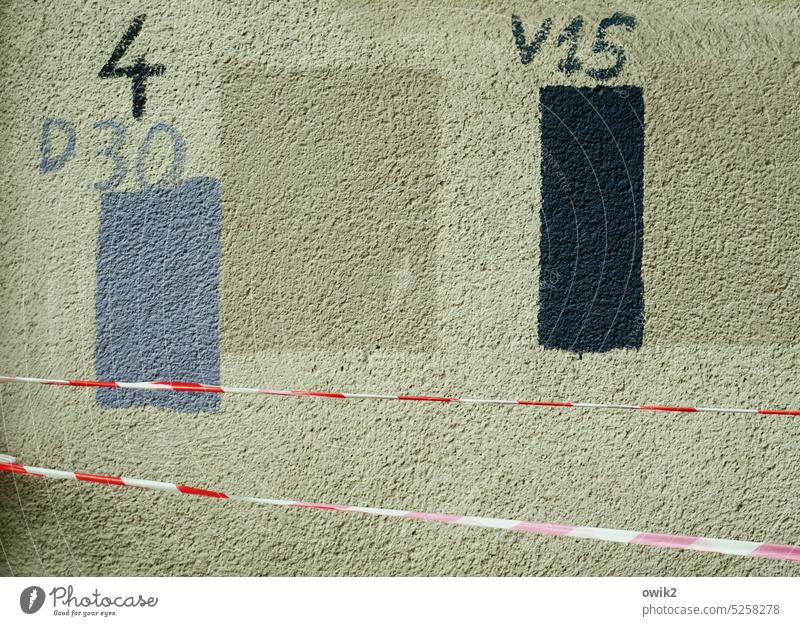 Wissenschaft für sich Wand Mauer Ziffern & Zahlen unklar Detailaufnahme Farbfoto Gedeckte Farben Rätsel Spuren Archäologie Kritzelei rot weiß grau einfach eckig