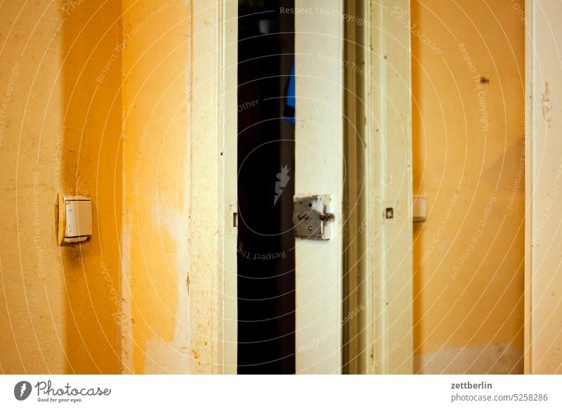 Tür mit Spiegel alt altbau - ein lizenzfreies Stock Foto von Photocase