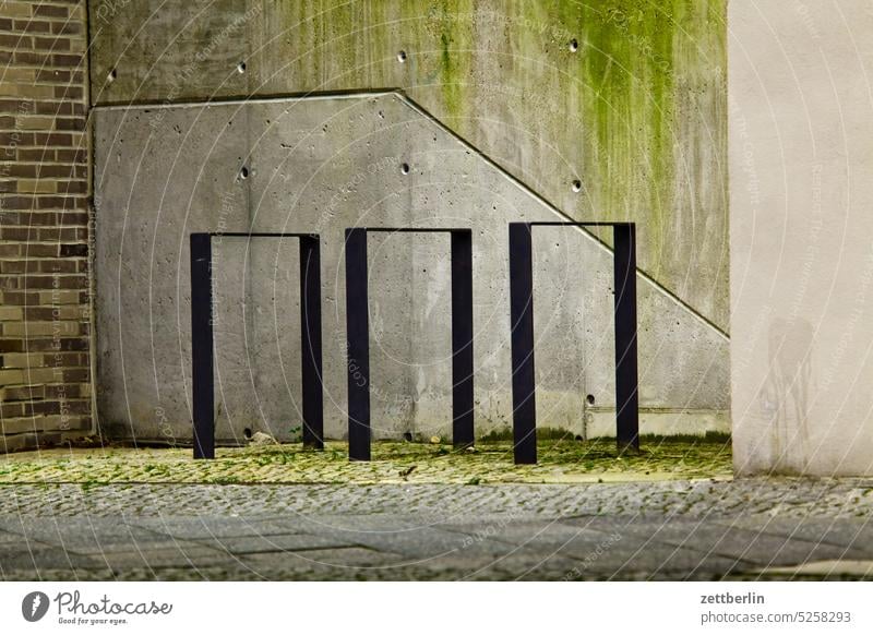 Drei Fahrradständer architektur berlin city innenstadt kiez leben mitte modern neubau stadtbezirk straßenfotografie street photography städtereise szene