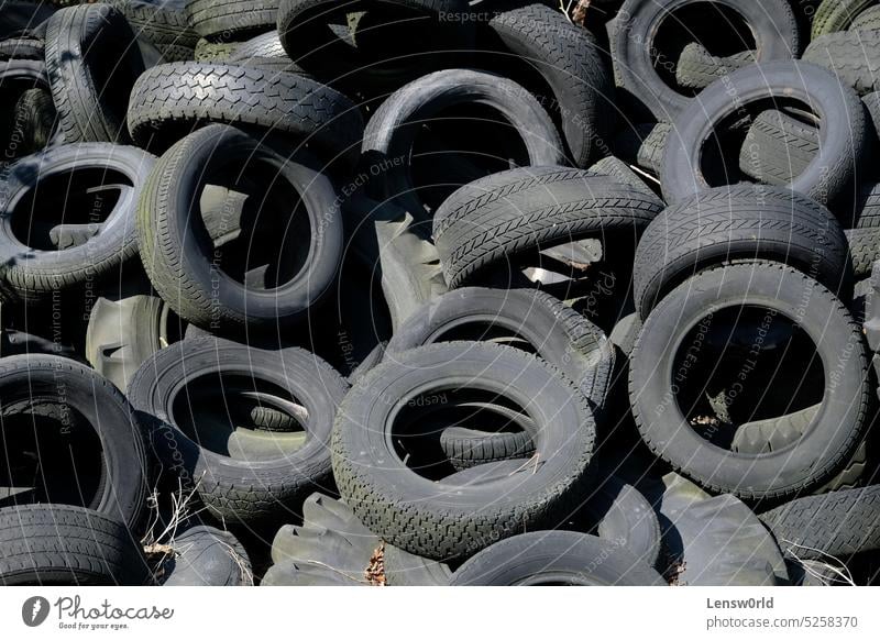 Ein Stapel alter Reifen in der Sonne schwarz PKW Müllcontainer Müllhalde Industrie Haufen Müllhaufen Reifenstapel Verschmutzung Gummi verwendet Abfall Rad