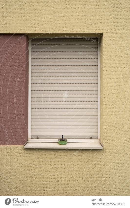 Raucherpause Fenster Aschenbecher Rollladen geschlossen weg Urlaub verreist zu Aschenbecher mit Deckel Klappaschenbecher klein winzig grün beige braun weiß