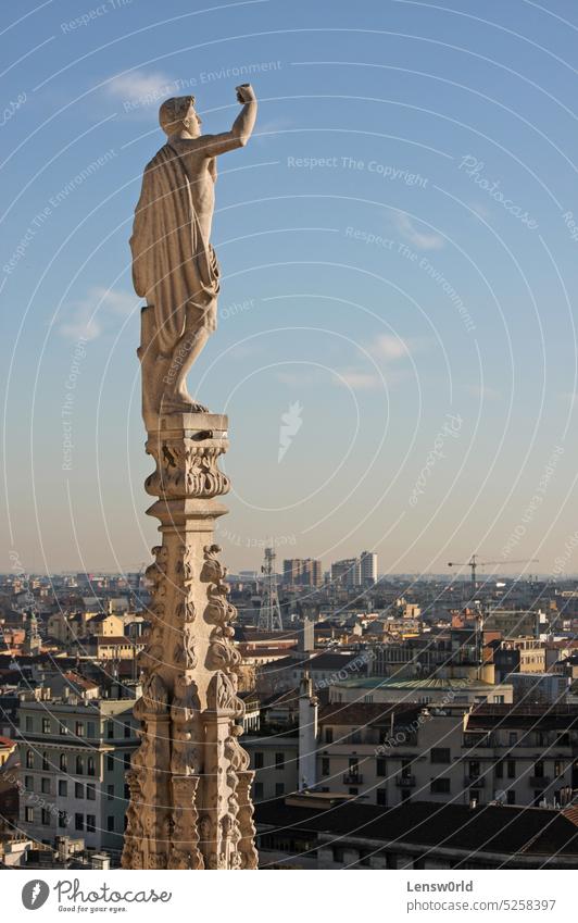 Statue mit erhobener Faust auf dem Dom in Mailand, Italien Kathedrale Kirche Großstadt Stadtbild Trotz Europa Europäer bewachen Vormundin Italienisch