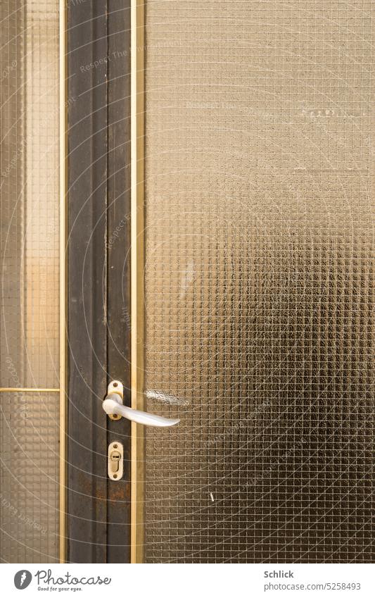 Selfie, Spiegelung in alter Haustür mit Drahtglas unkenntlich Detail 1950 1960 Türgriff Aluminium Glas Zylinderschloss metall anonym Person Mensch undeutlich