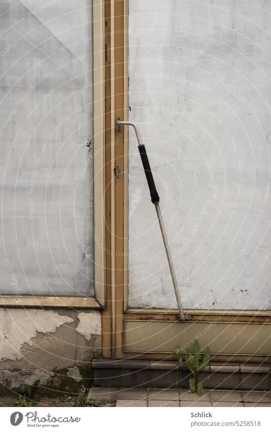 Aluminiumtür und Schaufenster mit Anstrich, geschlossenes Ladengeschäft um 1960 im Detail Glastür undurchsichtig detail Krise pleite geschäftsaufgabe