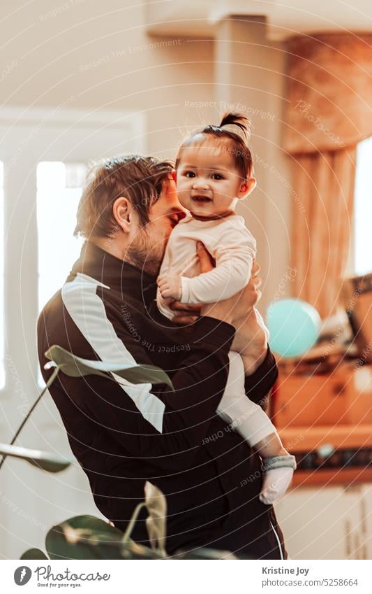 Papa trägt Baby Papi Baby tragen Familie Eltern Vater Liebe Lifestyle Pflege Vaterschaft niedlich Kind Leben Elternschaft