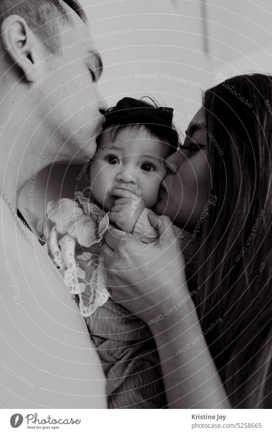 Mama und Papa küssen das Baby Familie Familie & Verwandtschaft Familienalbum Fotografie sentimental Familienzeit Küsse