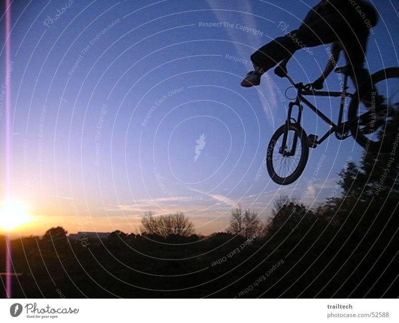 No Foot to Sundown Mountainbike Motorradfahrer Gelände Dirtjump springen Stil Trick Fahrrad Sonnenuntergang Abenddämmerung Dämmerung Silhouette Licht drehen