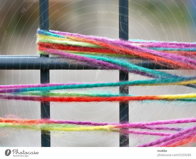 Guerilla Knitting oder Gartenzaunschmuck Zaun Faden Schnur stricken Wolle Handarbeit mehrfarbig weich Strickmuster Erholung Regenbogen Freiheit liberal