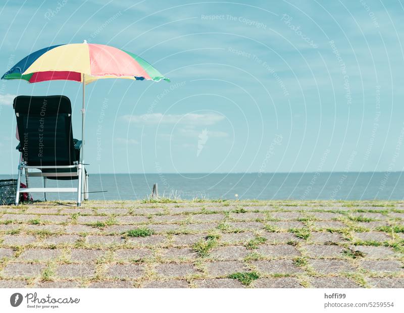 einsamer Klappstuhl mit Sonnenschirm und Blick aufs Meer Stuhl minimalistisch minimalismus Minimalismus Menschenleer Sitzgelegenheit Campingstuhl Campingplatz